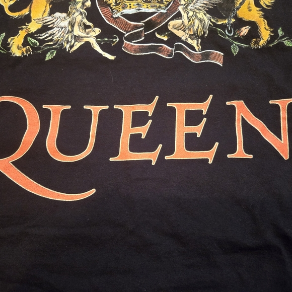 QUEEN black tshirt with gold red accents on the print front back mens BNWOT - Picture 2 of 15